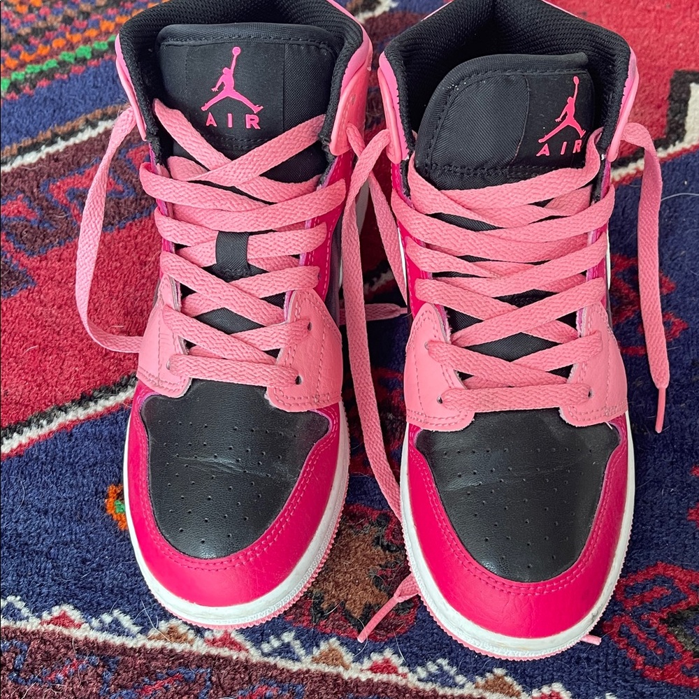Air Jordan 1 Mid in Coral Chalk size 4.5 youth